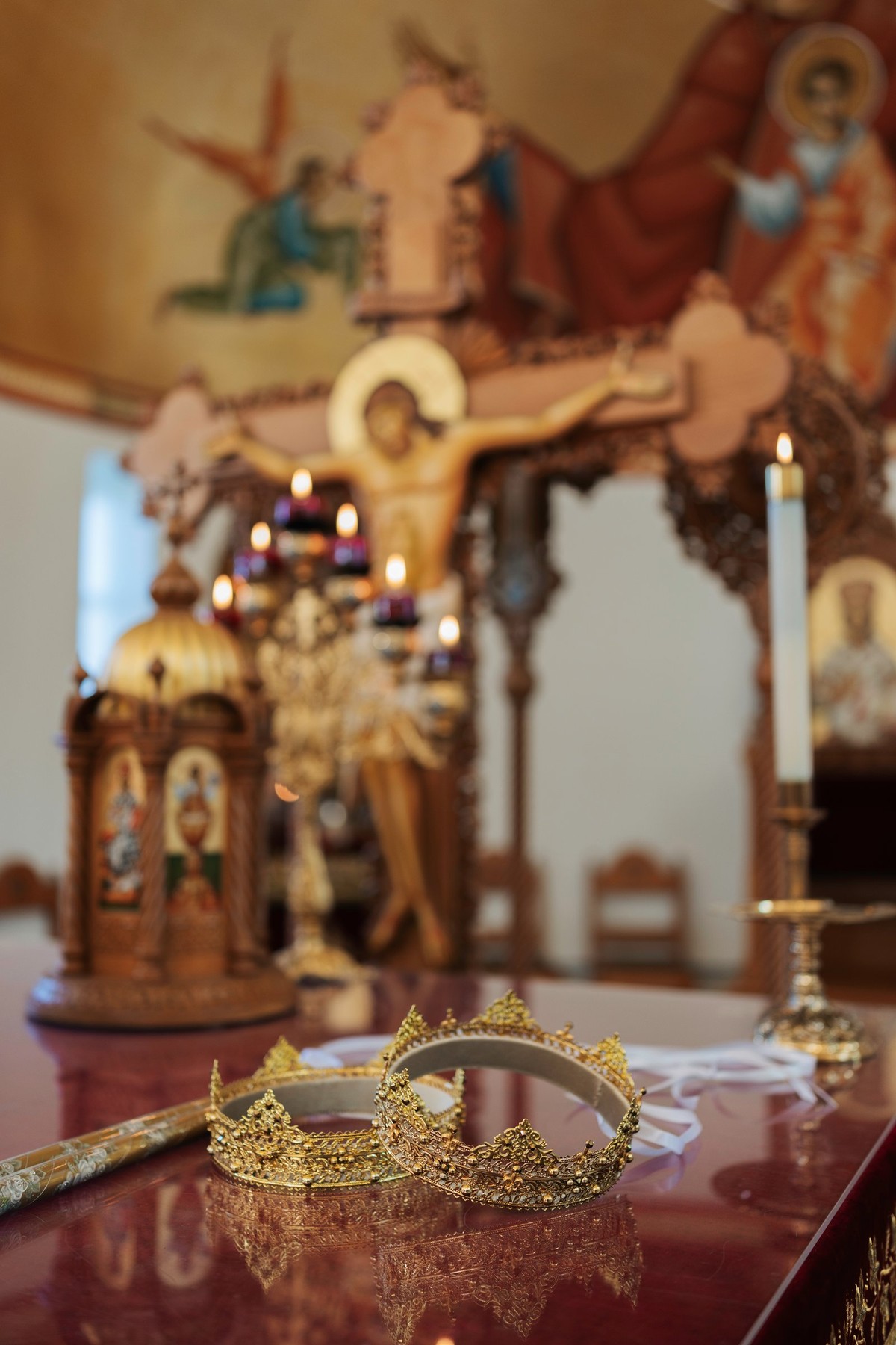 Wedding crowns and rings arranged on the tetrapod before the couple's ceremony