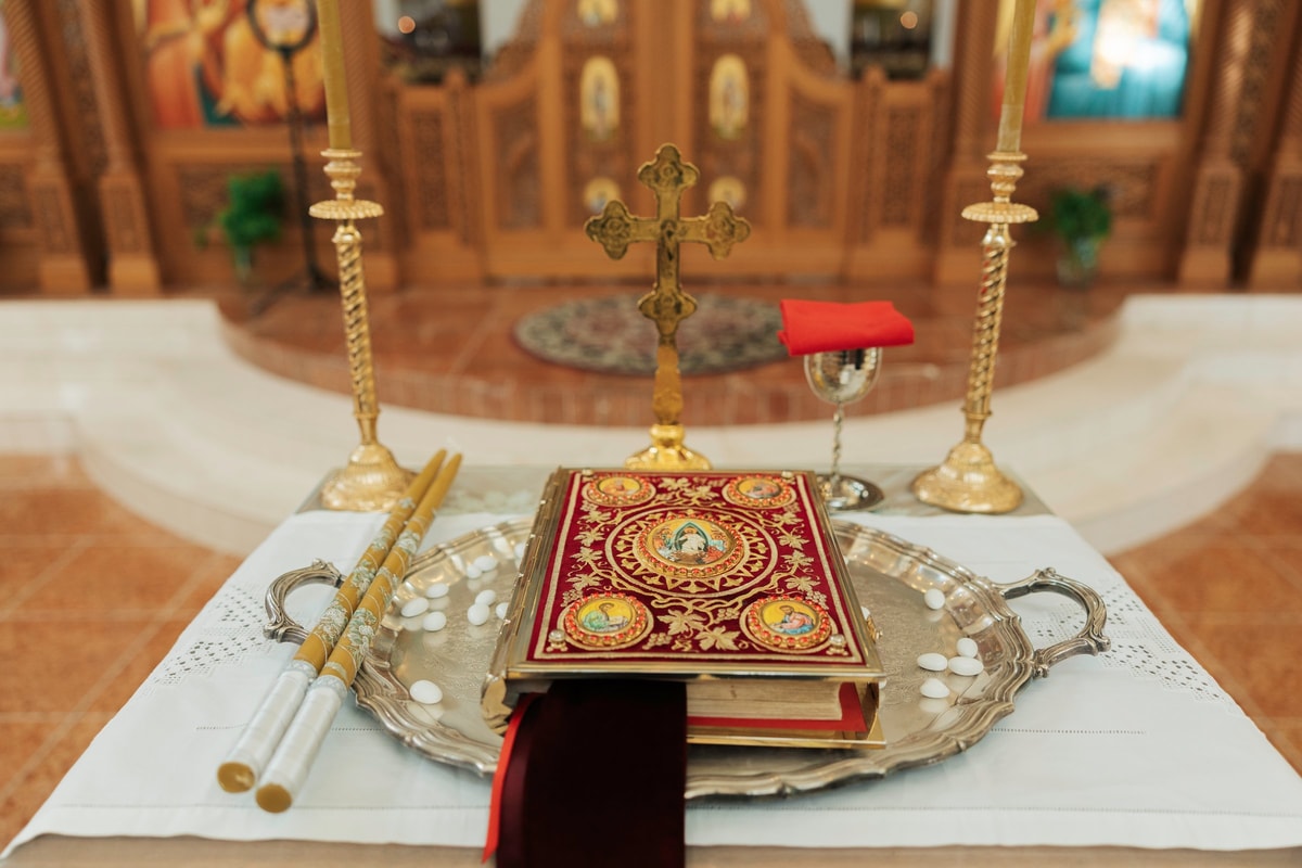 The Gospel book and wedding rings arranged on the tetrapod