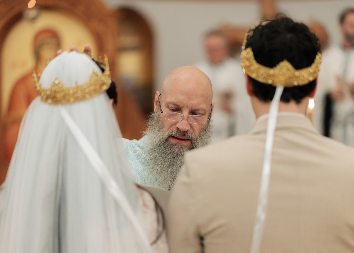 A priest gives the newly married couple their final blessing