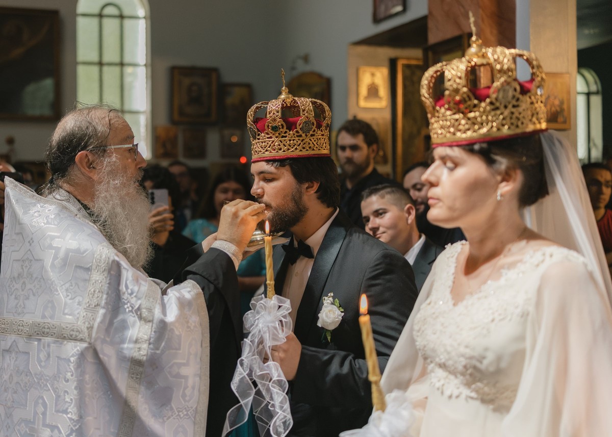 The groom receives the common cup