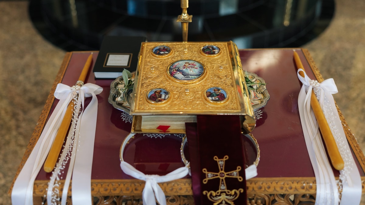 The tetrapod and iconostasis prepared before the couple's wedding