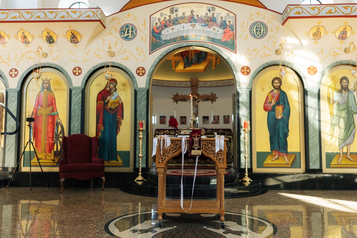 The tetrapod and iconostasis prepared before the couple's wedding
