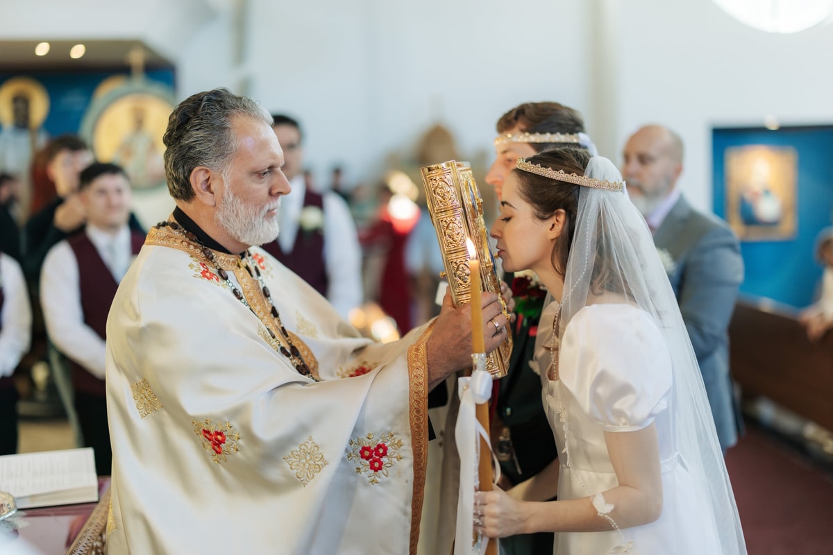 The bride receives the common cup
